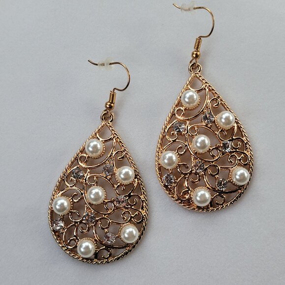 Elegant Gold and Pearl Teardrop Earrings - Picture 3 of 10